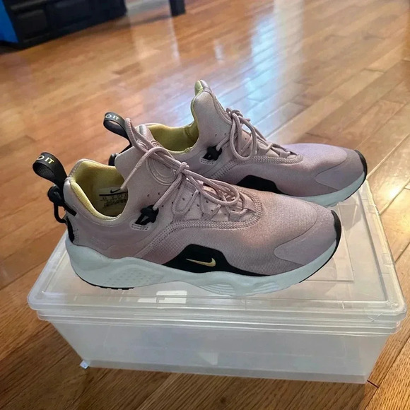 Nike Air Huarache Running Pink  A03172-500 Women Size 6.7 - Picture 1 of 7